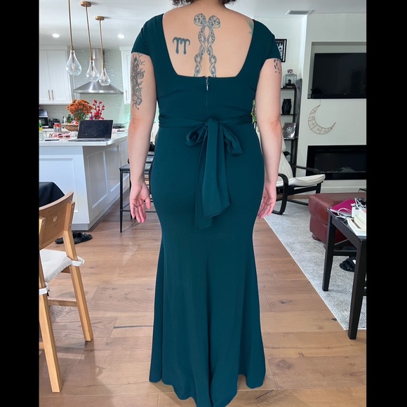 Dress The Population “Evie” Pine Green, Cap Sleeve Gown - Picture 3 of 6